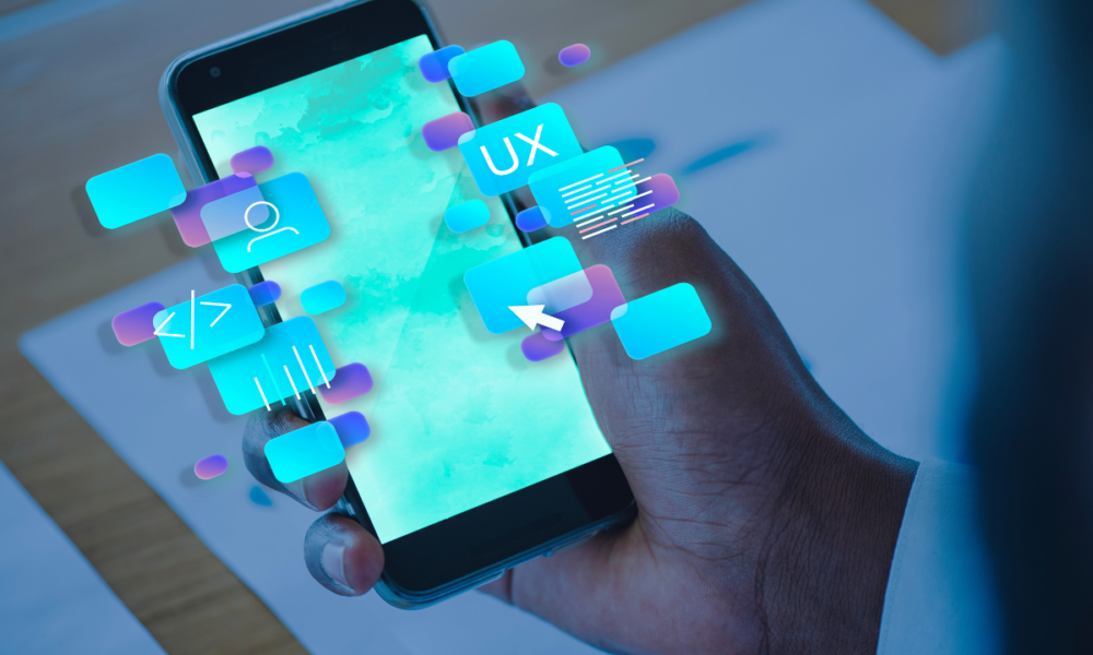 Immagine di una mano che tiene uno smartphone da cui escono finestre di app a rappresentare lo sviluppo facile di applicazioni utilizzando l'automazione della suite Microsoft.